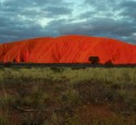 <span class='dscr'>Słynna skała Uluru</span><br><span class="cc-link"><a href="http://www.flickr.com/photos/richardfisher/3114503461/" target="_blank">Autor:Richard Fisher</a><a href='http://creativecommons.org/licences/by/3.0'>&nbsp;<img class="cc-icon" src="mods/_img/cc_by-small.png"></a></a></span>