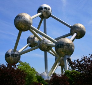 "The Atomium", czyli powiększony miliony razy model atomu żelaza w Brukseli<br><span class="cc-link"><a href="http://www.flickr.com/photos/christianstock/3911417006/" target="_blank">Autor:Christian Stock</a><a href='http://creativecommons.org/licences/by/3.0'>&nbsp;<img class="cc-icon" src="mods/_img/cc_by-small.png"></a></a></span>
