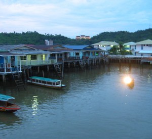 Kampung Ayer<br><span class="cc-link"><a href="http://www.flickr.com/photos/robertnyman/189665220/" target="_blank">Autor:Robert Nyman</a><a href='http://creativecommons.org/licences/by/3.0'>&nbsp;<img class="cc-icon" src="mods/_img/cc_by-small.png"></a></a></span>