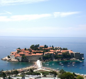 Sveti Stefan<br><span class="cc-link"><a href="http://www.flickr.com/photos/richardmichaelshaw/4875628131/" target="_blank">Autor:Richard Shaw</a><a href='http://creativecommons.org/licences/by/3.0'>&nbsp;<img class="cc-icon" src="mods/_img/cc_by-small.png"></a></a></span>