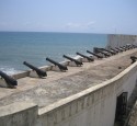 <span class='dscr'>Cape Coast Castle w Ghanie</span><br><span class="cc-link"><a href="http://www.flickr.com/photos/bootsnall/5205405748/" target="_blank">Autor:John and Clare CA</a><a href='http://creativecommons.org/licences/by/3.0'>&nbsp;<img class="cc-icon" src="mods/_img/cc_by-small.png"></a></a></span>