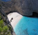 <span class='dscr'>Plaża Navagio na wyspie Zakynthos</span><br><span class="cc-link"><a href="http://commons.wikimedia.org/wiki/File:Panagiotis_wreck.jpg" target="_blank">Autor:Hehec</a><a href='http://creativecommons.org/licences/by-sa/3.0'>&nbsp;<img class="cc-icon" src="mods/_img/cc_by_sa-small.png"></a></a></span>