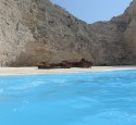 <span class='dscr'>Plaża Navagio na wyspie Zakynthos</span><br><span class="cc-link"><a href="http://commons.wikimedia.org/wiki/File:Navagio_Beach_and_Shipwreck_of_the_Panagiotis_at_'Smugglers_Cove'_Zakynthos.JPG" target="_blank">Autor:Badgernet</a><a href='http://creativecommons.org/licences/by-sa/3.0'>&nbsp;<img class="cc-icon" src="mods/_img/cc_by_sa-small.png"></a></a></span>
