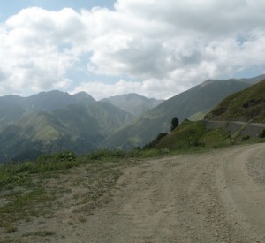 Jedyna droga prowadząca do Tuszetii<br><span class="cc-link">Autor: Jan Ignacy Czempiński</span>