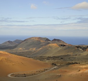 Księżycowe krajobrazy Parku Narodowego Timanfaya na Lanzarote<br><span class="cc-link"><a href="http://www.flickr.com/photos/sonofgroucho/7094280309/" target="_blank">Autor:Son of Groucho</a><a href='http://creativecommons.org/licences/by/3.0'>&nbsp;<img class="cc-icon" src="mods/_img/cc_by-small.png"></a></a></span>