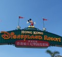 <span class='dscr'>Brama Disneyland'u w Hong Kongu</span><br><span class="cc-link"><a href="http://www.flickr.com/photos/frikitiki/2728734437/" target="_blank">Autor:Joel</a><a href='http://creativecommons.org/licences/by-nd/3.0'>&nbsp;<img class="cc-icon" src="mods/_img/cc_by_nd-small.png"></a></a></span>