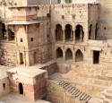 <span class='dscr'>Chand Baori</span><br><span class="cc-link"><a href="http://www.flickr.com/photos/sitomon/7338323886/" target="_blank">Autor:Sitomon Ramon</a><a href='http://creativecommons.org/licences/by-sa/3.0'>&nbsp;<img class="cc-icon" src="mods/_img/cc_by_sa-small.png"></a></a></span>