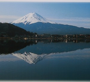 Fuji-san lub Fuji-no-yama - wulkan i zarazem najwyższy szczyt Japonii (3776 m n.p.m.)<br><span class="cc-link"><a href="dokadjechac.pl" target="_blank">Autor:Japan</a><a href='http://creativecommons.org/licences/by-nd/3.0'>&nbsp;<img class="cc-icon" src="mods/_img/cc_by_nd-small.png"></a></a></span>
