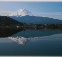 <span class='dscr'>Fuji-san lub Fuji-no-yama - wulkan i zarazem najwyższy szczyt Japonii (3776 m n.p.m.)</span><br><span class="cc-link"><a href="dokadjechac.pl" target="_blank">Autor:Japan</a><a href='http://creativecommons.org/licences/by-nd/3.0'>&nbsp;<img class="cc-icon" src="mods/_img/cc_by_nd-small.png"></a></a></span>