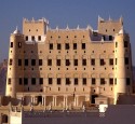 <span class='dscr'>Pałac sułtana Al Kathiri w Seiyun (Say'un), wybudowany w 1920 r.</span><br><span class="cc-link"><a href="http://commons.wikimedia.org/wiki/File:Sultan_Al_Kathiri_Palace_Seiyun_Yemen.jpg" target="_blank">Autor:JialiangGao</a><a href='http://creativecommons.org/licences/by-sa/3.0'>&nbsp;<img class="cc-icon" src="mods/_img/cc_by_sa-small.png"></a></a></span>