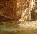 <span class='dscr'>Wadi- al- Mudżib</span><br><span class="cc-link"><a href="http://commons.wikimedia.org/wiki/File:WadiMujib-Canyon.jpg" target="_blank">Autor:YousefTOmar</a><a href='http://creativecommons.org/licences/by-sa/3.0'>&nbsp;<img class="cc-icon" src="mods/_img/cc_by_sa-small.png"></a></a></span>