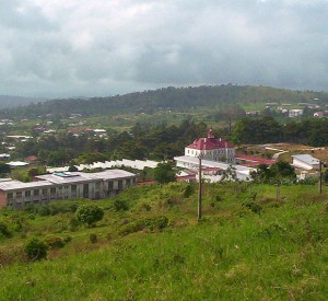 Buea<br><span class="cc-link"><a href="http://commons.wikimedia.org/wiki/File:Buea_from_Fako.jpg" target="_blank">Autor:Amcaja</a><a href='http://creativecommons.org/licences/by-sa/3.0'>&nbsp;<img class="cc-icon" src="mods/_img/cc_by_sa-small.png"></a></a></span>