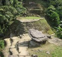 <span class='dscr'>Ciudad Perdida</span><br><span class="cc-link"><a href="http://commons.wikimedia.org/wiki/File:YAEL_PHOTOS_898.jpg" target="_blank">Autor:Wanderingstan</a><a href='http://creativecommons.org/licences/by-sa/3.0'>&nbsp;<img class="cc-icon" src="mods/_img/cc_by_sa-small.png"></a></a></span>