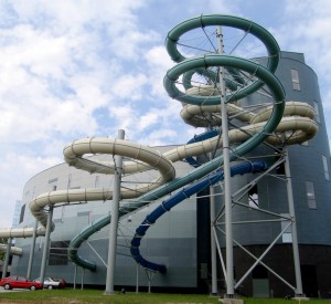 Park Wodny w Druskiennikach<br><span class="cc-link"><a href="http://commons.wikimedia.org/wiki/File:Druskininkai,_Water_park_tubes.jpg" target="_blank">Autor:arz</a><a href='http://creativecommons.org/licences/by-sa/3.0'>&nbsp;<img class="cc-icon" src="mods/_img/cc_by_sa-small.png"></a></a></span>
