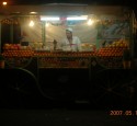 <span class='dscr'>Sprzedawca soku pomarańczowego wraz ze swoim straganem na placu Djemma el- Fna w Marrakeszu. </span><br><span class="cc-link">Autor: Jan Ignacy Czempiński</span>