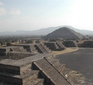 Teotihuacan<br><span class="cc-link"><a href="http://www.flickr.com/photos/lmrush/2899688025/" target="_blank">Autor:Laura Rush</a><a href='http://creativecommons.org/licences/by/3.0'>&nbsp;<img class="cc-icon" src="mods/_img/cc_by-small.png"></a></a></span>