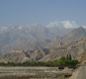 Karakorum Highway<br><span class="cc-link"><a href="http://www.flickr.com/photos/taylorandayumi/2524001578/" target="_blank">Autor:taylorandayumi</a><a href='http://creativecommons.org/licences/by/3.0'>&nbsp;<img class="cc-icon" src="mods/_img/cc_by-small.png"></a></a></span>