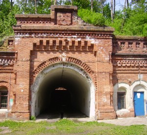 Fort I twierdzy w Osowcu<br><span class="cc-link"><a href="http://commons.wikimedia.org/wiki/File:Twierdza_Osowiec._Fort_I-tunel_zach..JPG" target="_blank">Autor:Henryk Borawski</a><a href='http://creativecommons.org/licences/by/3.0'>&nbsp;<img class="cc-icon" src="mods/_img/cc_by-small.png"></a></a></span>