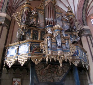 Organy w bazylice we Fromborku<br><span class="cc-link"><a href="http://commons.wikimedia.org/wiki/File:Frauenburger_Dom_Orgel_2010.jpg" target="_blank">Autor:Holger Weinandt</a><a href='http://creativecommons.org/licences/by-sa/3.0'>&nbsp;<img class="cc-icon" src="mods/_img/cc_by_sa-small.png"></a></a></span>