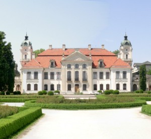 Pałac Zamoyskich w Kozłówce<br><span class="cc-link"><a href="http://commons.wikimedia.org/wiki/File:Kozłówka_palace_back_2007.JPG" target="_blank">Autor:Janmad</a><a href='http://creativecommons.org/licences/by-sa/3.0'>&nbsp;<img class="cc-icon" src="mods/_img/cc_by_sa-small.png"></a></a></span>