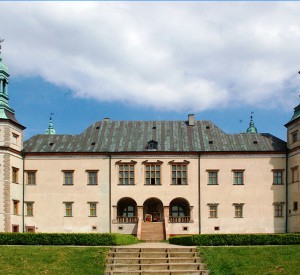 Pałac Biskupów Krakowskich w Kielcach<br><span class="cc-link"><a href="http://commons.wikimedia.org/wiki/File:Kielce06DSC_0234.JPG" target="_blank">Autor:Wistula</a><a href='http://creativecommons.org/licences/by/3.0'>&nbsp;<img class="cc-icon" src="mods/_img/cc_by-small.png"></a></a></span>