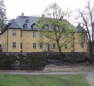 Pałac w Staniszowie<br><span class="cc-link"><a href="http://commons.wikimedia.org/wiki/File:Chateau_Stonsdorf.JPG" target="_blank">Autor:Drozdp</a><a href='http://creativecommons.org/licences/by-sa/3.0'>&nbsp;<img class="cc-icon" src="mods/_img/cc_by_sa-small.png"></a></a></span>
