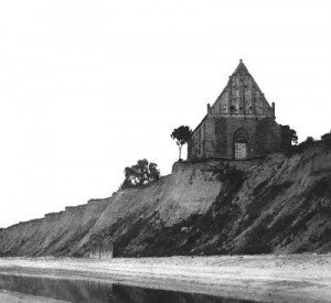 Kościół w Trzęsaczu w 1870 roku<br><span class="cc-link">Autor: http://www.wybrzeze-rewalskie.pl/atrakcje/ruiny.html</span>
