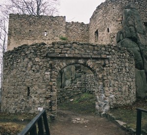 Zamek Bolczów<br><span class="cc-link"><a href="http://commons.wikimedia.org/wiki/File:Castle_Bolczow_in_Poland_-_gate.jpeg" target="_blank">Autor:Marcin Dąbrowski</a><a href='http://creativecommons.org/licences/by-sa/3.0'>&nbsp;<img class="cc-icon" src="mods/_img/cc_by_sa-small.png"></a></a></span>