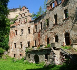 Ruiny zamku Niesytno w Płoninie<br><span class="cc-link">Autor: Andre Offringa</span>
