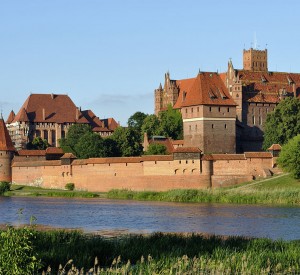 Zamek w Malborku<br><span class="cc-link"><a href="http://commons.wikimedia.org/wiki/File:Panorama_of_Malbork_Castle,_part_4.jpg" target="_blank">Autor:DerHexer</a><a href='http://creativecommons.org/licences/by-sa/3.0'>&nbsp;<img class="cc-icon" src="mods/_img/cc_by_sa-small.png"></a></a></span>