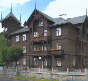 Zabytkowy budynek hotelu w Krynicy- Zdrój<br><span class="cc-link">Autor: vindicator</span>