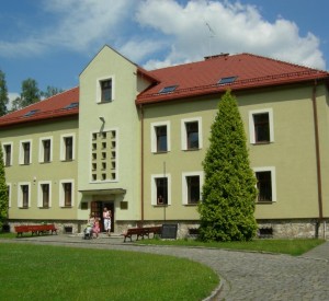 Budynek muzeum w Łambinowicach<br><span class="cc-link"><a href="http://commons.wikimedia.org/wiki/File:Lamsdorf_14.jpg" target="_blank">Autor:Jacques Lahitte</a><a href='http://creativecommons.org/licences/by/3.0'>&nbsp;<img class="cc-icon" src="mods/_img/cc_by-small.png"></a></a></span>