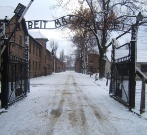 Brama wejściowa obozu koncentracyjnego Auschwitz I<br><span class="cc-link">Autor: Logartimo</span>