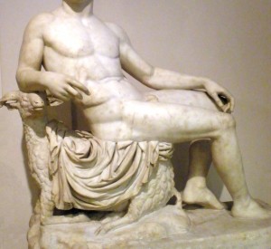 Posąg Dionizosa siedzącego na koźle znajdujący się w zbiorach Muzeum Narodowego w Warszawie<br><span class="cc-link">Autor: BurgererSF</span>