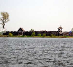 Osada w Biskupinie widziana od strony jeziora<br><span class="cc-link">Autor: Przemysław Jahr</span>