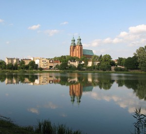 Gniezno<br><span class="cc-link"><a href="http://commons.wikimedia.org/wiki/File:Gniezno_view.JPG" target="_blank">Autor:Wulfstan</a><a href='http://creativecommons.org/licences/by-sa/3.0'>&nbsp;<img class="cc-icon" src="mods/_img/cc_by_sa-small.png"></a></a></span>