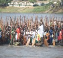 <span class='dscr'>Przygotowania do wyścigu tradycyjnych łodzi na rzece Ubangi</span><br><span class="cc-link"><a href="http://www.flickr.com/photos/afrikaforce/5229142736/" target="_blank">Autor:AfrikaForce</a><a href='http://creativecommons.org/licences/by/3.0'>&nbsp;<img class="cc-icon" src="mods/_img/cc_by-small.png"></a></a></span>
