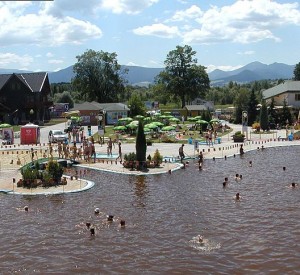Panorama kąpieliska w Beszeniowej<br><span class="cc-link"><a href="http://commons.wikimedia.org/wiki/File:Panorama_besenova_thermal_park.jpg" target="_blank">Autor:Adsek</a><a href='http://creativecommons.org/licences/by/3.0'>&nbsp;<img class="cc-icon" src="mods/_img/cc_by-small.png"></a></a></span>