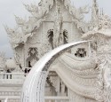 <span class='dscr'>Wat Rong Khun, Biała Świątynia</span><br><span class="cc-link"><a href="http://www.flickr.com/photos/beggs/6590175421/" target="_blank">Autor:Brian Jeffery Beggerly</a><a href='http://creativecommons.org/licences/by/3.0'>&nbsp;<img class="cc-icon" src="mods/_img/cc_by-small.png"></a></a></span>