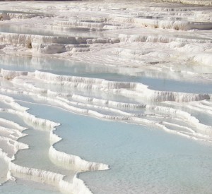 Pamukkale<br><span class="cc-link"><a href="http://www.flickr.com/photos/nodomain/61524113/" target="_blank">Autor:Fabian Ficher</a><a href='http://creativecommons.org/licences/by/3.0'>&nbsp;<img class="cc-icon" src="mods/_img/cc_by-small.png"></a></a></span>