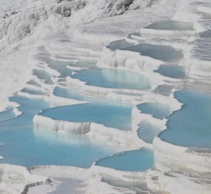 Pamukkale<br><span class="cc-link"><a href="http://www.flickr.com/photos/ana_raquel/4144811874/" target="_blank">Autor:Ana Raques S. Hernandes</a><a href='http://creativecommons.org/licences/by-sa/3.0'>&nbsp;<img class="cc-icon" src="mods/_img/cc_by_sa-small.png"></a></a></span>