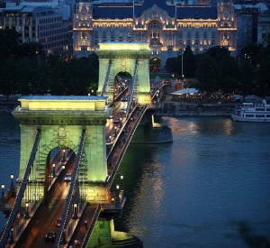 Budapeszt<br><span class="cc-link"><a href="http://www.flickr.com/photos/squinza/2817625933/" target="_blank">Autor:Dino Quinzani</a><a href='http://creativecommons.org/licences/by-sa/3.0'>&nbsp;<img class="cc-icon" src="mods/_img/cc_by_sa-small.png"></a></a></span>