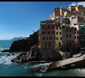 Riomaggiore<br><span class="cc-link"><a href="http://www.flickr.com/photos/29038518@N04/6986356110/" target="_blank">Autor:Roger Colly</a><a href='http://creativecommons.org/licences/by-nd/3.0'>&nbsp;<img class="cc-icon" src="mods/_img/cc_by_nd-small.png"></a></a></span>